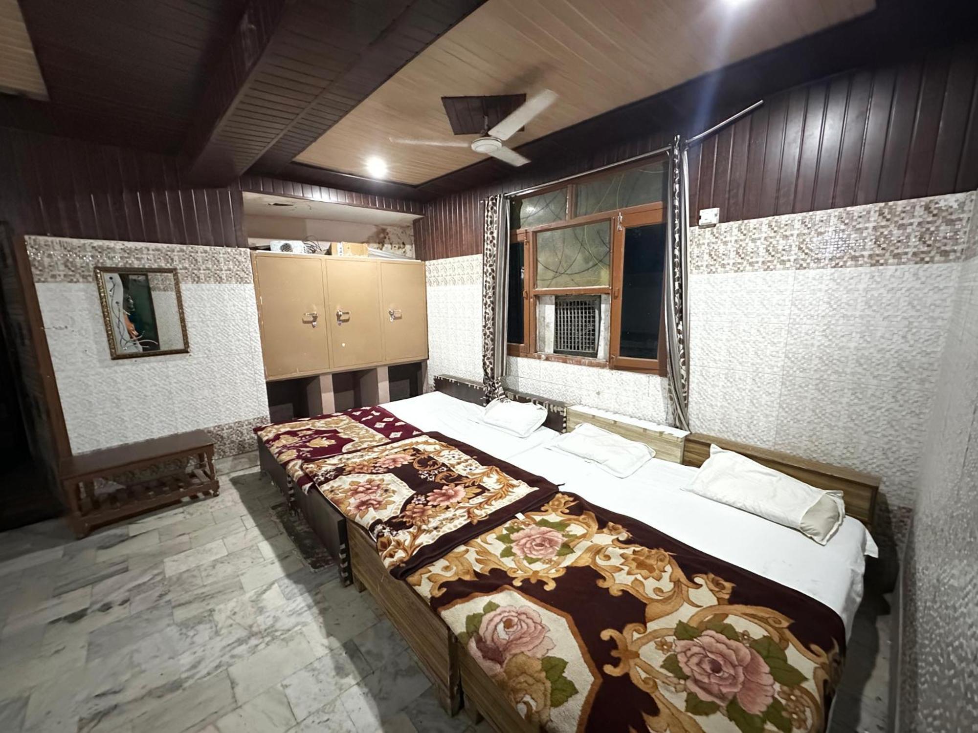 Subhadra Guest House Матхура Экстерьер фото