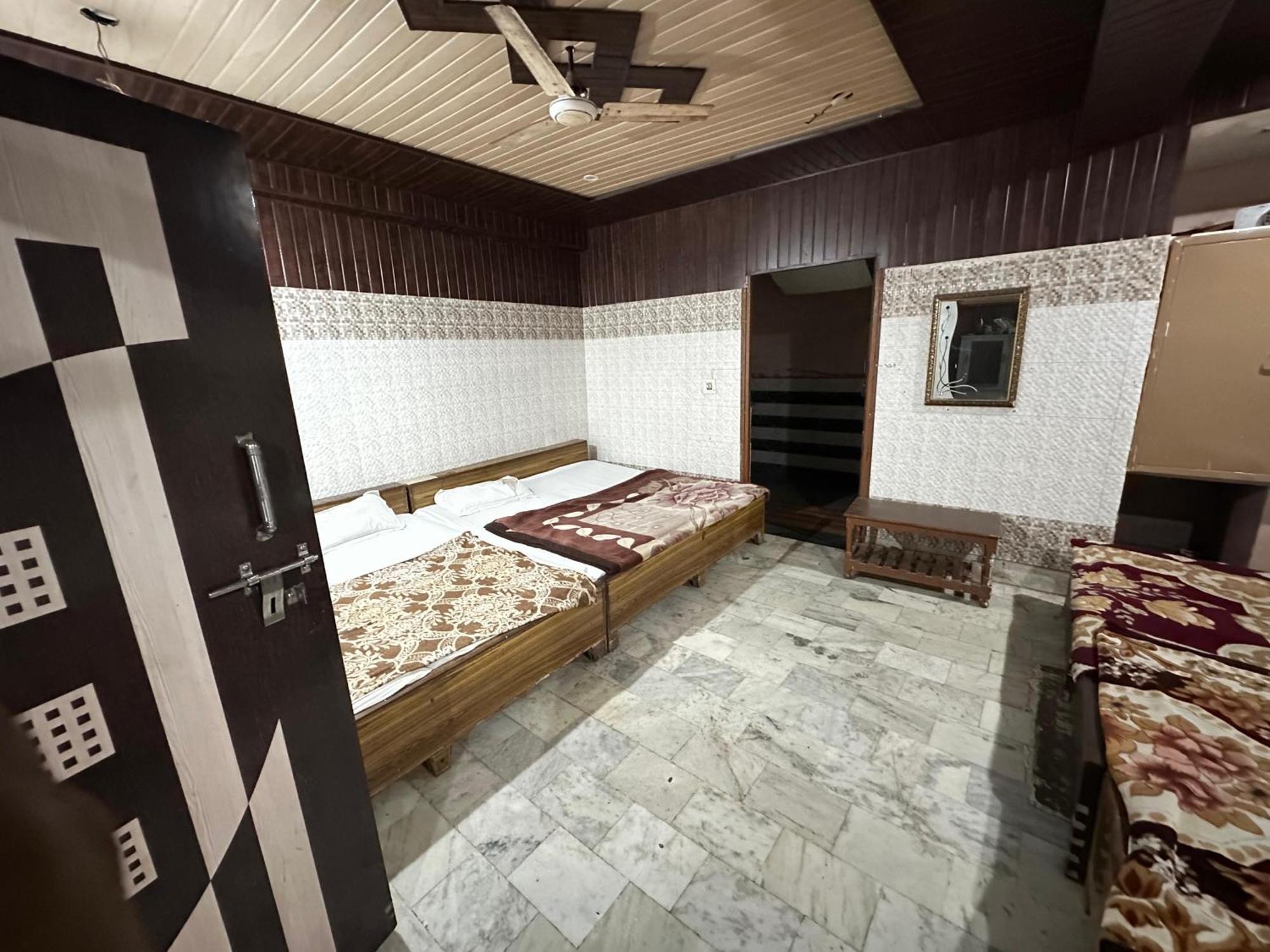 Subhadra Guest House Матхура Экстерьер фото